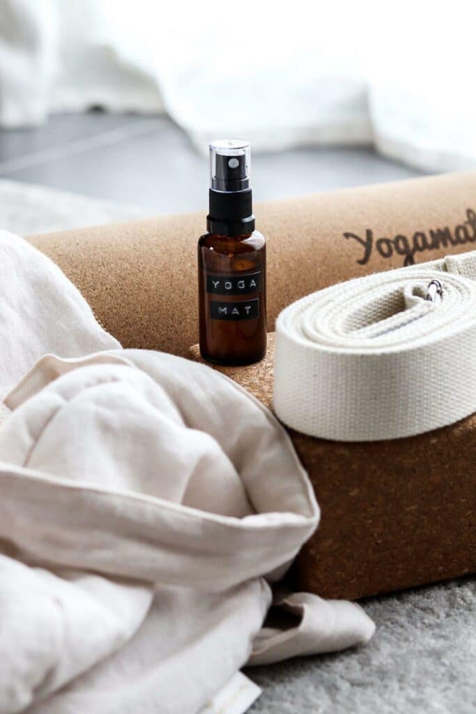 spray nettoyant désinfectant tapis de yoga nettoyer et laver son tapis de yoga écologique yogamatata vinaigre blanc huiles essentielles
